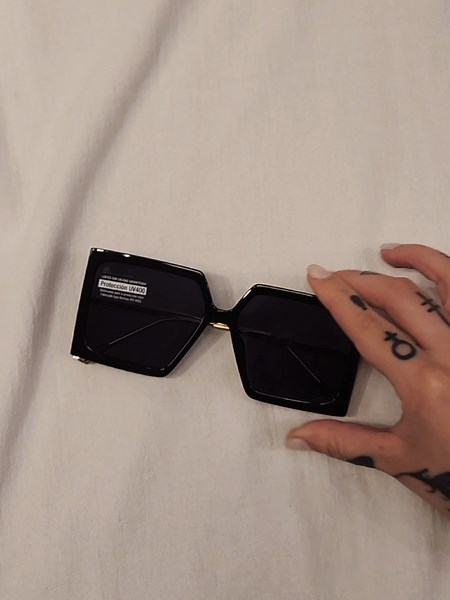 ¡4 tipos de lentes para resaltar tu belleza y personalidad! 👓✨ ¿Sabías que los lentes son más que un accesorio? ¡Son una declaración de estilo! 😎 Cada uno de estos diseños transmite algo único: 1️⃣Clásicos y elegantes – Para brillar con sofisticación en cada moment 2️⃣Modernos y atrevidos – ¡Perfectos para quienes aman destaca 3️⃣Redondos – Transmiten sabiduría y confianz 4️⃣Clásicos – Feminidad y poder en un solo loo 💡 Porque ser hermosa, elegante e inteligente nunca pasa de moda. ¡Eligí los