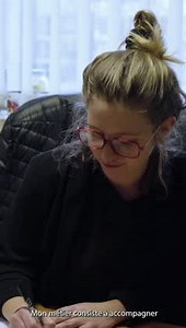 Juliette, conseillère en insertion professionnelle en alternance, a trouvé sa voie grâce à son entreprise qui l’a orienté vers le CFA de l'Afpa pour se former. Avec son formateur et son maître d’apprentissage, elle progresse quotidiennement dans son projet professionnel. Découvrez son témoignage 🎤🔽 | Afpa