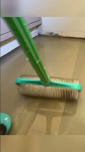 Piso líquido com cimento autonivelante.