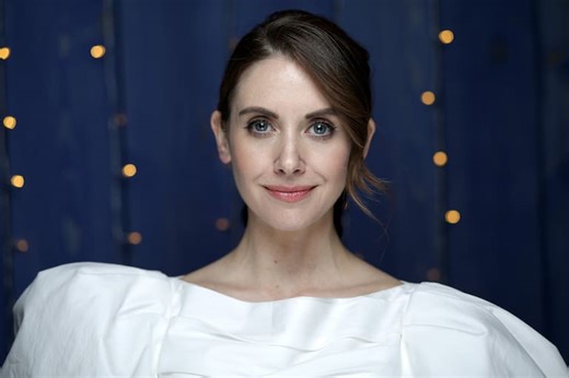 Alison Brie, el arma secreta de la comedia, prueba con el suspenso y explica cómo “manifestó” trabajar con su actriz favorita