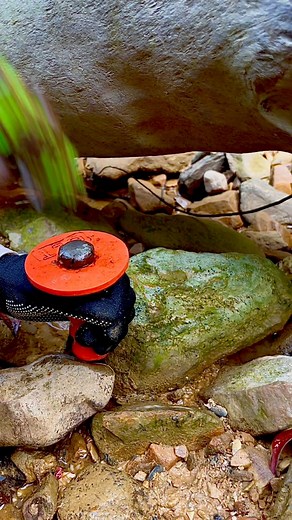 100K views · 1.1K reactions | The discovery of green stones such as the best quality jade. #discovery #greenstone #stone #jade #hunting #gemstone | Jonnaidi Jhon Diamond | Facebook