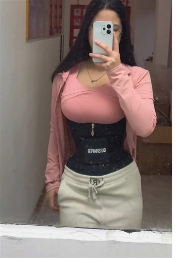 Wearing my Quishaper waist trainer at work to get my waist snatched ⏳ #waisttrainer #quishaper #fyp #tiktokfinds #shapewear