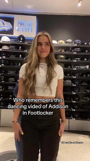 She slayed but not her scaring te people behind her 🎥: @Addison Rae #addisonrae #addisonraefanpage #addisonraeedit #addisoneasterling #fyp #2020era #hypehouse #addisonraetiktok #addisonraevideos