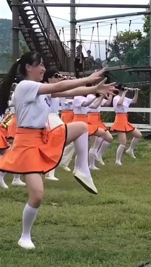 京都橘高校吹奏楽部のマーチングパフォーマンス