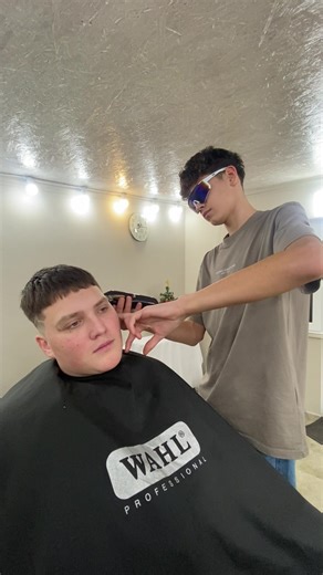 “🔥 Transformă-ți look-ul la Micro Barber în Măgdăcești! 🔥 Freza în vogă e aici – stilul perfect care atrage toate privirile! Vino acum și prinde oferta de nerefuzat – doar 149 MDL pentru o frezură care face diferența! ⚡ Nu rata șansa de a străluci – noi știm ce se poartă! 🔥 💈 #BarberMagdacesti #FrezuraInVoga #StilulTau#Microbarber@TreiÎnUnu