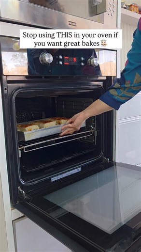 Anaa’s Baking Studio | Best Baking Institue in Pune on Instagram: "Disadvantages of Keeping the Black Thick Tray in the Oven While Baking.👇🏻 1. Uneven Heat Distribution Black, thick trays absorb more heat than light or thin trays. This can cause: Bottom of the cake to cook faster Center remaining underbaked Dry or hard base ➡️ Beginners often think the recipe failed, when it’s actually the tray. 2. Over-Browning or Burning at the Bottom Dark-colored trays absorb and retain heat aggressively. R