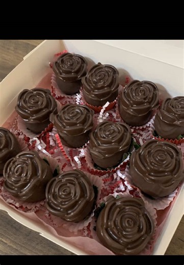 Tutorial de fresas cubiertas de chocolate en forma de rosa