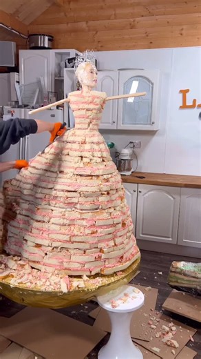 Lara Cakes on Instagram: "Carving the Glinda cake!"