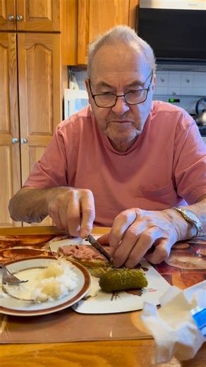 🧔🏻🥖 Opa’s Lunch Chronicles: The Great Liverwurst Spread 🇩🇪 Opa doesn’t need fancy — just a thick smear of liverwurst on rustic bread, a scoop of tangy sauerkraut, and a dill pickle to chase it down. 🥒✨ It’s not just lunch — it’s memory, culture, and soul in every bite. 💛 #OpaEats #LiverwurstLove #GermanLunch #HeritageEats #FoodFromTheHeart #RusticLunch #NostalgicFood #FoodieReel #CulturalEats #FamilyFlavor #OldWorldBites #Grandpa #Leberwurst #DeutscheTradition | masterchefmees