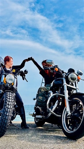 いち丸 on Instagram: "ずーっと会いたかった @88_emi_xl1200x とご一緒出来たどぉ*⸜(* ॑꒳ ॑* )⸝*ｲｪｲ お店のウォールアートの前で、写活させて貰った時は、残念ながらお仕事中で会えず💦 1年越しで、ご一緒走れた♡ ご縁を紡いでくれた @kaoriii_48 @x350_k_st に感謝(ㅅ´꒳` )🌸 ……会えた記念撮影📸♥️ しょうさん連れてってくれた映えポイントで撮って、最高‼️✨ えみちゃん、ポージングまでシャレオツ✨️✨️ 思ってたら ε=ε=ε=(#・д・)/ ｺﾗｧｰ!! せっかくの写真のアチキのバイクのタイヤをコーディネートしたのは誰だぁ(💢'ω') もちろん イタズラ大好き お馴染み @kyohei.h_d.fb15_77 🤣🤣🤣 ニャロメ〜と反撃した時の動画忘れたわ🤣🤣 逆に反撃の反撃された所を かおちゃん撮ってくれてる説🤣🤣🤣 何時も笑わせてくれてありがとう🫶 友よ🤣🤣🤣 皆の投稿したいのに、写真数多すぎて、 ちょい出しのアチキよ😆😆 #ハーレー女子 #ハーレーダビットソン #883L #写