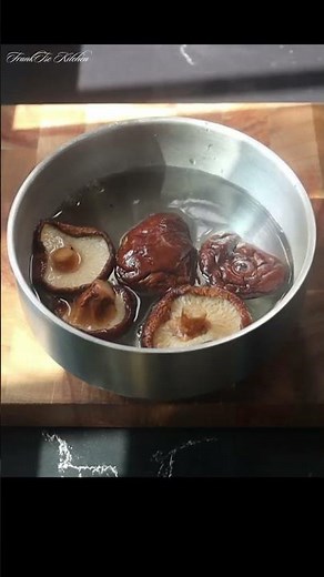 Soak the dried shiitake mushrooms#WRPBBS02 #shiitakemushroom #foodprep #foodpreparation #kitchentips