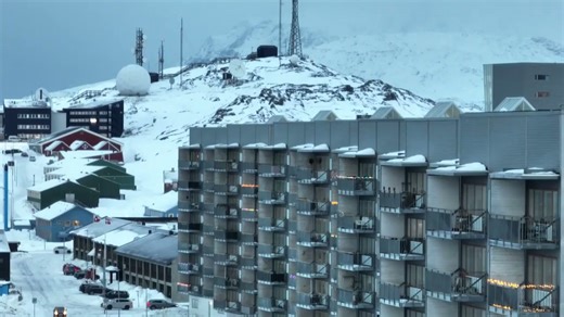Nuuk, Groenlandia: Imágenes aéreas de casas coloridas en medio de fiordos helados