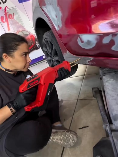 🚗 Telwin – Orodje za popravilo vdolbin 💡 Popravite vdolbine brez ponovnega barvanja! ⚙️ Telwin profesionalna tehnologija: Popravite vdolbine v nekaj sekundah, ne da bi poškodovali originalno barvo. 🔩 Natančno in zmogljivo: Idealno za avtomehanične delavnice, servisne centre in PDR (penetracija, popravilo in vdolbine) tehnike. 🧰 Enostavna uporaba: Primerno tudi za uporabnike, ki uživajo v domačih popravilih. ✅ Robustno in vzdržljivo: Vzdržljivo za dolgotrajno uporabo, ki zagotavlja popolne re