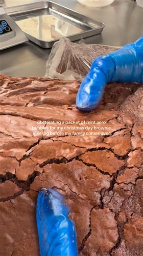 the number one method of a pre christmas destress!!!!!!!!! 🍃 mint is not for me but for someone 😌 easily adapt our brownie yule log method by adding green white chocolate spread, peppermint flavouring and aero bubbles!!!!!! finchbakery.com > menu > recipes 💚 | Finch Bakery