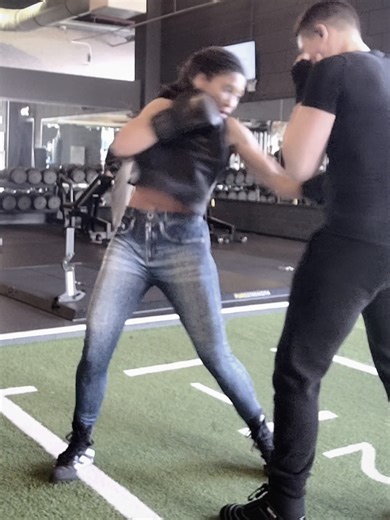 Strong core, stronger wife 😜 #boxing🥊 #strongwoman #fitnesscouple #boxingtraining #girlpower