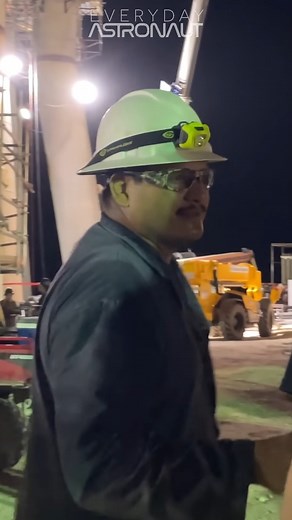 Starship IFT-5: Este vuelo no es solo el regreso de un cohete a su punto de partida, sino la culminación del esfuerzo incansable de ingenieros, técnicos y visionarios que han invertido sus habilidades, pasión y creatividad en cada pequeño detalle. No es solo tecnología, es el fruto de años de perseverancia, cálculos precisos y noches interminables llenas de trabajo duro. Esos héroes anónimos, con manos manchadas de grasa y corazones llenos de ambición, han logrado transformar lo que antes parecí