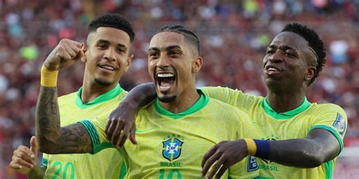 Raphinha estrena el 10 de Brasil con un golazo