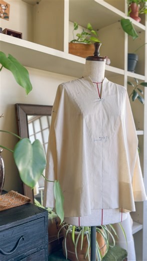 COH / 孝 on Instagram: "Currently we're making several styles of silk blouses, but getting the right silhouette from each fabric is a challenge. It's a lot of trial and error, working with the unique qualities of each kimono textile. Making progress slowly though a journey of two steps forward, one step back. シルクのブラウスを何型か製作中です。 布地によって意図したシルエットが出なかったり、 それぞれの着物地に向き合いながら試行錯誤の繰り返し。 一進一退、一歩ずつ。 ----------------------------------------------- About us COH / 孝 @coh_by_mother.daughter One of a kind pieces