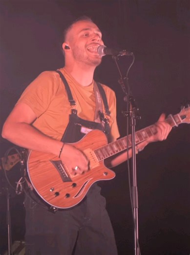 Daniel Balavoine ✨☄️ Quand on me demande quels sont les artistes qui m'ont inspiré, la liste est toujours extrêmement longue, mais il apparaît toujours en haut. Pour ses chansons qui ont bercé mon enfance, ses coups de gueule qui me laissent toujours béat, son utilisation du Fairchild quand personne ne l'utilisait encore en France et pour son humanité criante, imparfaite et inspirante, il était évident qu'il ferait partie des comètes illuminant nos voyages. La preuve ici ... 🙃 À vous de chanter