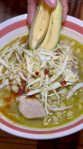 Pozole verde de pollo, aquí les dejo la receta para las personas que no quieren ni pavo ni jamón para el día del pavo! #pozole #pozoletime #pozoleverde #pozoledepollo #pozolito #cenanavideña #navidad2025 #ThanksgivingRecipes #Thanksgiving #acciondegracias #diadepavo | Cocina Costeña