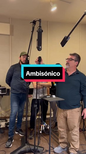 🤓 El master @tercerosalvador nos explica este setup en donde combina las técnicas estéreo y ambisónica con el micrófono Sennheiser AMBEO VR 3D para una sesión de grabación 💫 !Exquisito! 💜 #saladeaudio #ingenieriaenaudio #ingenieroenaudio #universidad #grabacion