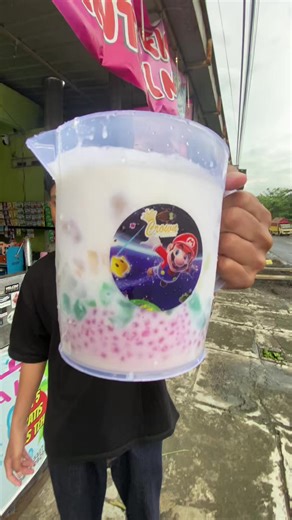 Sopo sing rung nyobo es teler viral nggo teko neng Simo? 🍶✨ Wes 3 tahun langganan neng kene mergo kuah creamy-ne mantul banget, ra marai eneg blas. Opo meneh nek ditambah durian kupas, wis jan... surgane takjil! Lokasine gampang banget digoleki, neng ngarep Swalayan Armina. Buka jam 1 awan tekan jam 8 bengi. Ojo lali mampir di Es Al Baik!