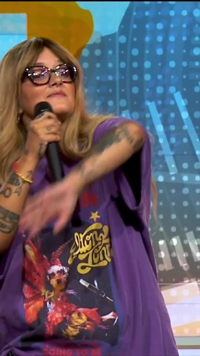 No último programa da temporada de “Isto é Gozar com Quem Trabalha”, ao vivo na Altice Arena, Carolina Deslandes levou o público ao rubro com a sua “nova versão” da música ‘A Vida Toda’ 🤭 #carolinadeslandes #istoegozarcomquemtrabalha #humor #musica