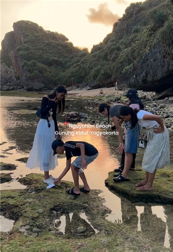 ini pas lagi surut sunset = perfect combo banget😍 dan jalan untuk transportasi gampang banget pake hiace pun bisa🫰 #pantainguyahan #gunungkidul #yogyakarta #liburan #beach