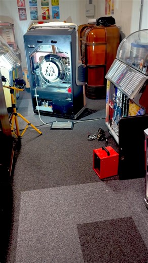 I like Percy 🤩 ‘57 Ami H jukebox repair. 👉 Testdrive. Versterkerrevisie, nieuwe armbedrading en nieuwe uitstekend functionerende Tiptop motoren. Grippermotor, Magazijnmotor en Platenspeler motor. Nog een nieuwe magazijnrien erop en een verse naald, dan mag deze AMI H weer terug naar België. #ami #jukebox #reparatie #restauratie #werkplaats #denbosch #vintage #mancave #nostalgia #vintagevibes #vinyl | Jukebox Doc