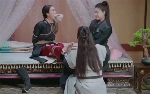 美女不招供，挠脚心伺候！