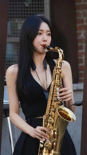 Mesmerizing Beautiful Woman Saxophone Playing 🎷 Heartfelt Melodies