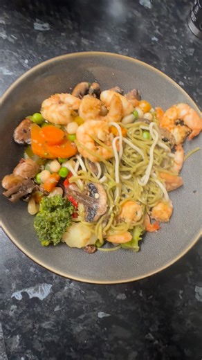 A warm, spicy king prawn ramen with green tea & soba noodles, tofu broth and a chilli oil kick 🔥 ✨🍜 My kind of comfort bowl. High-protein, cosy, balanced, yet still satisfying! Calories: ~520 kcal Protein: ~38g Carbohydrates: ~55g Fat: ~10g Fibre: ~9g Taste: 100% 🤤😋 😍 Enjoy! #healthyrecipes #highproteinmeals #dinnerinspo #easyrecipes #ramenrecipe #ramenbowl #homemaderamen #foodtok #nutritiontips #nutritioncoach #healthylifestyle #mealideas #quickmeals #lowcaloriemeals #macrofriendly #wellne