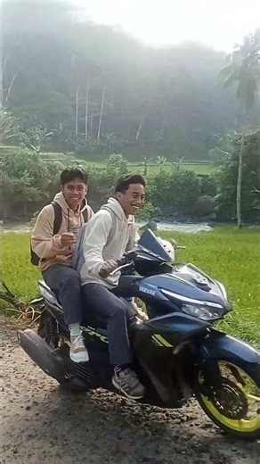 melewati jembatan gantung viral butuh nyali hebat 💪 #anaksekolah #jembatanviral #comedy