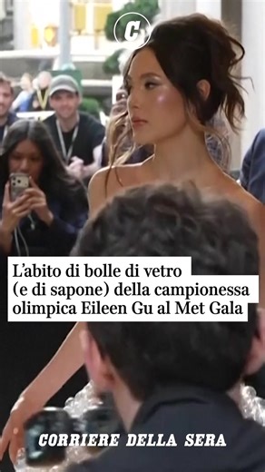 Tra gli abiti più sensazionali del Met Gala, quest'anno spicca quello della campionessa olimpica (e grande protagonista dei Giochi invernali di Milano Cortina) Eileen Gu. Un vestito fatto di bolle di vetro che sul red carpet ha sprigionato anche delle bolle di sapone. #notiziedelgiorno #corrieredellasera #eileengu #metgala2026
