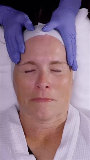 Minnesota winters are TOUGH on the skin barrier — dry indoor heat, freezing air, and constant temperature changes all pull moisture from the skin. DiamondGlow® supports the skin barrier by deeply cleansing and infusing hydrating serums, helping your skin stay smooth, luminous, and winter-resilient 🌨️😍 For a limited time, new Skin Artisans patients can enjoy $30 off their DiamondGlow® treatment when redeemed through Alle rewards. | Skin Artisans at Edina Plastic Surgery