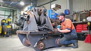 Repairing super‑size tilt bracket for 90T excavator