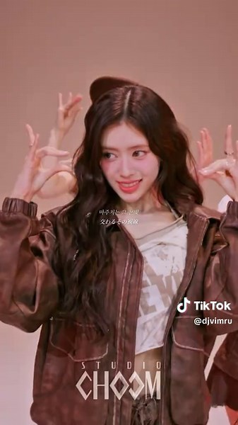 NiziUがSTUDIO CHOOMで魅せるLOVELINEパフォーマンス