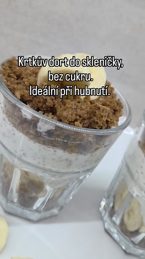 Kdo by neměl rád krtkův dort:) Tady máte verzi, jak si ho udělat třeba při hubnutí. Tento recept jsem objevila tady na IG a musela jsem ho vyzkoušet 😍 Na korpus: 125g ovesných vloček 1Pl lžíce medu 2 lžičky kypřicího prášku 1 vajíčko 50g rozpuštěného másla 85 ml mléka Zamíchate a dáte do trouby na 180° cca 10-15min Náplň: 500g polotučný tvaroh 250g zakysané smetany 1 pl lžíce medu ( přidala jsem i javorový sirup) 25 g nastrouhané hořké čokolády Banán #recepty #zdravérecepty #fitrecepty #zdravas