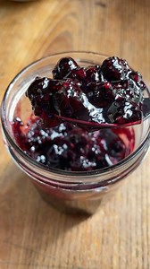 Une recette de confiture de mûres parfaite pour changer de la gelée de mûres ! Les ingrédients : • Mûres • Le même poids de sucre que de fruits • 1 jus de citron | Cuisine de Mémé Moniq