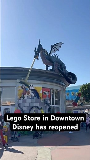 Lego Store has reopened plus a free take home Castle! // Downtown Disney