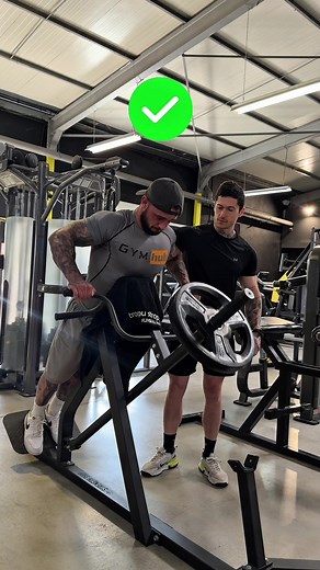 T-Bar Chest Supported Row 💪 Placez-vous correctement contre le support afin que le haut du dossier arrive au niveau du sternum. Cela permet d’avoir une meilleure amplitude ainsi qu’une bonne mobilité au niveau des épaules durant le mouvement. Utilisez une prise légèrement plus large que la largeur des épaules, avec les coudes orientés légèrement vers l’intérieur, sans pour autant les garder collés au corps. Lors de la phase excentrique, laissez légèrement les épaules partir vers l’avant afin d’