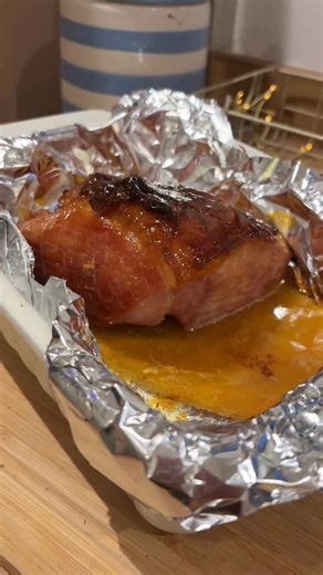 Gammon is one of those meats I really struggle with. Here’s how I did it: I chopped an onion, 2 carrots and some celery and put them in a pot along with the gammon. Then I filled with water and let it simmer on the hob for about half an hour. For the glaze I mixed honey, brown sugar and English mustard together. I took the gammon out and scored it, then pasted on the glaze and put in the oven for 20 minutes, opening once halfway through to re-glaze. How do you cook your gammon? #homecooking #vlo