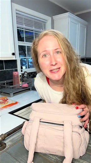 This insulated lunch bag is perfect for back-to-school, keeping lunches, snacks, and drinks