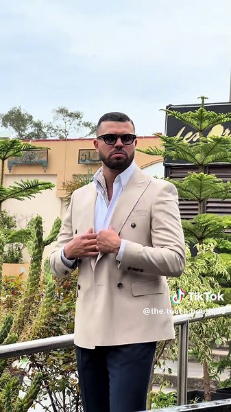 Élevez votre style à un autre niveau. Notre nouvelle collection est pensée pour l’homme qui veut marquer sa présence sans parler. Blazer croisé ou coupe droite, pantalon Gurkha, chemise 100% coton et chaussures 100% cuir… chaque détail est travaillé pour un rendu élégant, moderne et puissant. ✔ Coupe parfaite ✔ Matières premium ✔ Confort prestance Que ce soit pour un événement, le travail ou simplement pour vous démarquer… ce n’est pas juste une tenue, c’est une image. 🔥 Disponible maintenant e