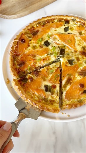 Recette ⬇️⬇️⬇️ Je vous présente ma délicieuse tarte au saumon et aux poireaux. À chaque fois que je pose cette tarte sur la table, il n’en reste plus une miette. Elle est à la fois croustillante et fondante en bouche. Pour tout vous dire, c’est ma tarte salée préférée. Cette tarte est très simple et rapide à réaliser, j’ai d’ailleurs utilisé des bons gros œufs de France et le résultat est incroyable ! C’est une idée recette, que vous pourrez réaliser pour vos convives. Tarte au Saumon et Poireau