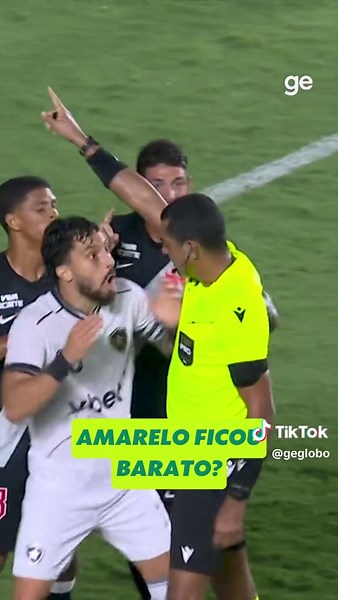 Botafogo sai em contra-ataque. Matheus Martins dá o tapa na frente e é derrubado por Saldivia. Jogadores do Botafogo pedem o cartão vermelho, mas árbitro entende que foi para cartão amarelo. #vasco #botafogo #brasileirão #futebol #ge