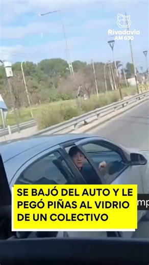 🔴 SE BAJÓ DEL AUTO Y LE PEGÓ PIÑAS AL VIDRIO DE UN COLECTIVO
