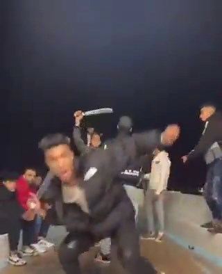 Non-assistance à personne en danger :⚠️On DOIT destituer #EmmanuelMacron qui fait entrer des millions de migrants.Samuel Paty ne lui suffit pas ? Lola, Thomas, Mathis, Philippine, Bataclan...et tant d'autres victimes de ces TARÉS assoiffés de sang blanc. https://t.co/uSayLjwtu2