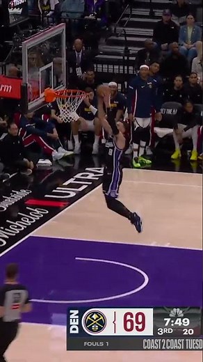 Domas heaves it to LaVine on the other end 🏹