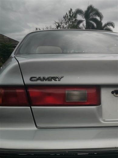 Toyota Camry 2000 – Classic Nostalgia Exclusive. Sedan yang dulu menjadi simbol kenyamanan dan kelas di masanya. Desainnya elegan, kabin luas, dan terkenal dengan kenyamanan khas Toyota yang halus di jalan. Bagi banyak orang, Camry tahun 2000 bukan sekadar mobil — tapi bagian dari nostalgia era sedan premium yang understated namun berkelas. Tetap timeless. Tetap berkarakter. Camry Classic 2000. #ToyotaCamry #Camry2000 #oldmoney #MobilNostalgia #classicautogarage